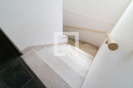 Casa à venda com 150m², 4 quartos e 2 vagasEscada