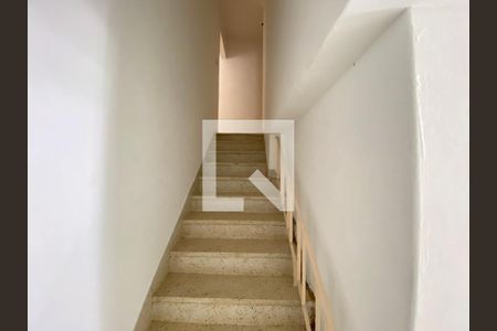Escada de casa para alugar com 2 quartos, 60m² em Vila Nivi, São Paulo