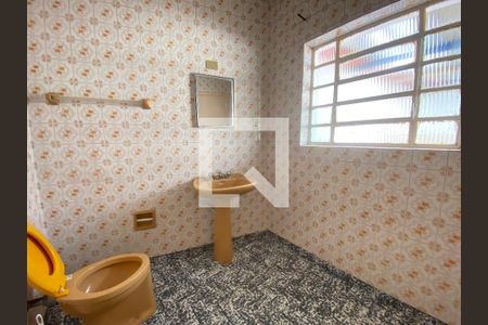 Banheiro de casa para alugar com 2 quartos, 60m² em Vila Nivi, São Paulo