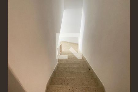 Escada de casa para alugar com 2 quartos, 60m² em Vila Nivi, São Paulo