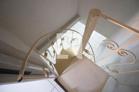 Casa à venda com 140m², 4 quartos e 2 vagas Casa à venda com 140m², 4 quartos e 2 vagasEscada