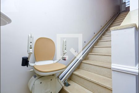 Casa para alugar com 520m², 5 quartos e 4 vagasEscada