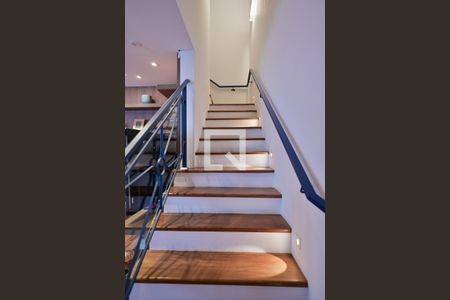 Casa à venda com 190m², 3 quartos e 2 vagas Casa à venda com 190m², 3 quartos e 2 vagasEscada