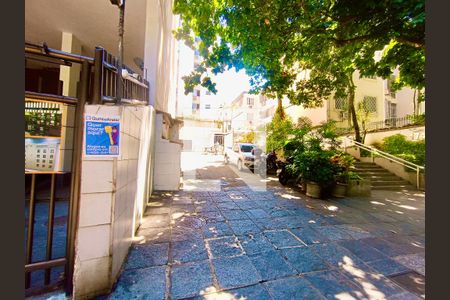 Apartamento para alugar com 90m², 2 quartos e 1 vagaFachada com cartaz QA.