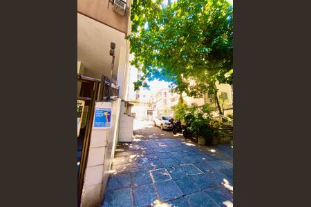 Apartamento para alugar com 90m², 2 quartos e 1 vagaFachada com cartaz QA.