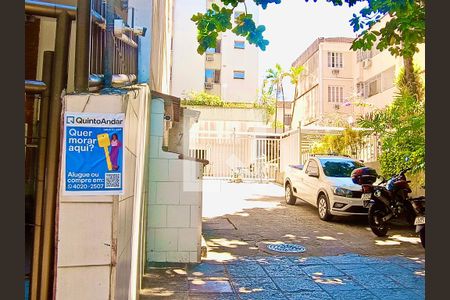 Apartamento para alugar com 90m², 2 quartos e 1 vagaFachada com cartaz QA.