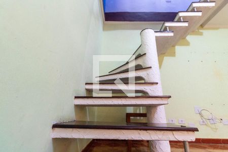 Escada de casa para alugar com 4 quartos, 130m² em Vila Marieta, São Paulo