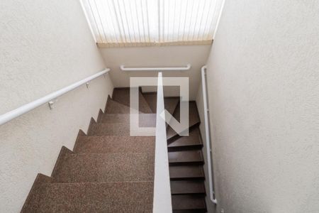 Casa à venda com 150m², 4 quartos e 2 vagas Casa à venda com 150m², 4 quartos e 2 vagasEscada