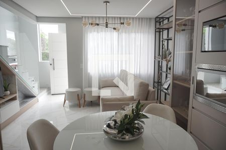 Sala de casa de condomínio à venda com 2 quartos, 76m² em Rondônia, Novo Hamburgo