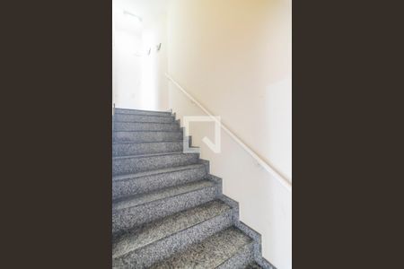 Apartamento à venda com 100m², 2 quartos e 2 vagas Apartamento à venda com 100m², 2 quartos e 2 vagasEscada