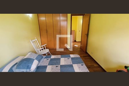 Casa à venda com 490m², 5 quartos e 6 vagas Casa à venda com 490m², 5 quartos e 6 vagasQuarto 1