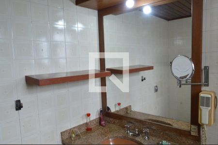 Apartamento à venda com 245m², 3 quartos e 2 vagas Apartamento à venda com 245m², 3 quartos e 2 vagasBanheiro da Suíte