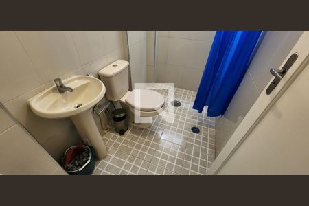 Banheiro de kitnet/studio para alugar com 1 quarto, 35m² em Ponta da Praia, Santos