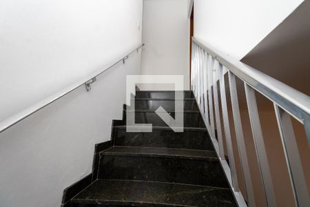 Escada para os quartos  de casa à venda com 3 quartos, 139m² em Vila Cleonice, São Paulo