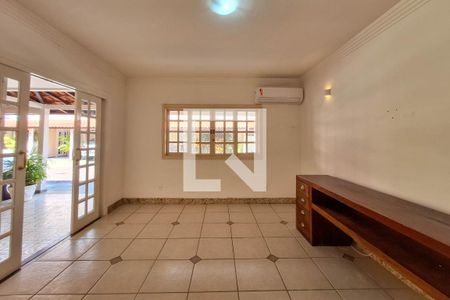 Sala de casa de condomínio à venda com 3 quartos, 200m² em Camboinhas, Niterói