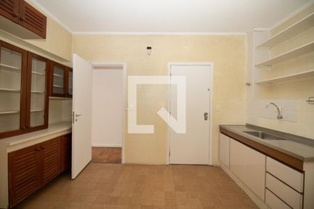Apartamento à venda com 123m², 4 quartos e 1 vaga Apartamento à venda com 123m², 4 quartos e 1 vagaCozinha, vista das duas bancadas de armários