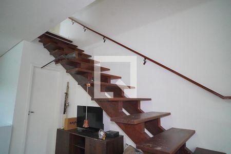 Escada para as 2 suítes  de apartamento para alugar com 2 quartos, 120m² em Campeche Central, Florianópolis