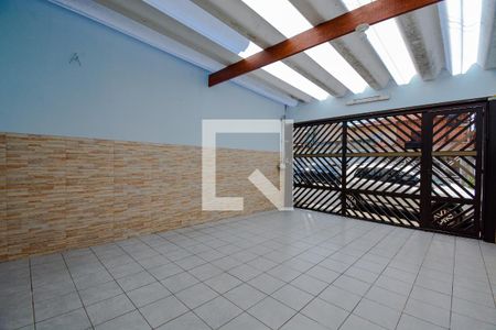 Casa à venda com 165m², 3 quartos e 2 vagas Casa à venda com 165m², 3 quartos e 2 vagasQuintal - frente da casa