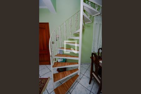 Casa à venda com 165m², 3 quartos e 2 vagas Casa à venda com 165m², 3 quartos e 2 vagasescada para os quartos