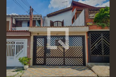 Casa à venda com 165m², 3 quartos e 2 vagas Casa à venda com 165m², 3 quartos e 2 vagasFachada do sobrado