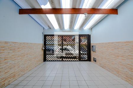 Casa à venda com 165m², 3 quartos e 2 vagas Casa à venda com 165m², 3 quartos e 2 vagasQuintal - frente da casa