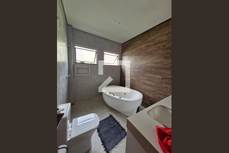 Casa à venda com 548m², 5 quartos e 4 vagasBanheiro do Quarto 2