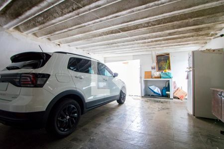 Casa à venda com 241m², 2 quartos e 6 vagas Casa à venda com 241m², 2 quartos e 6 vagasGaragem