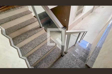 Casa à venda com 225m², 5 quartos e 3 vagasEscada