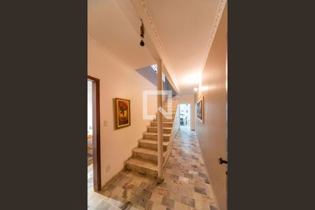 Casa à venda com 231m², 3 quartos e 3 vagas Casa à venda com 231m², 3 quartos e 3 vagasHall da Escada