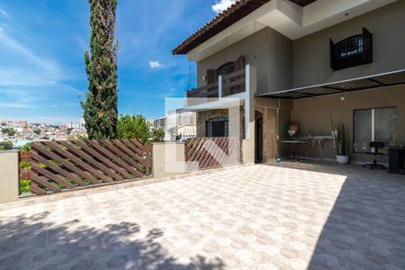 Casa à venda com 200m², 4 quartos e 4 vagasVaranda