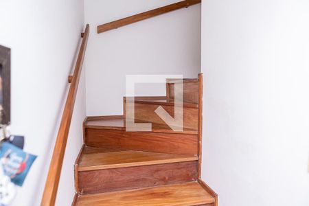 Casa de condomínio à venda com 94m², 3 quartos e 1 vagaEscada