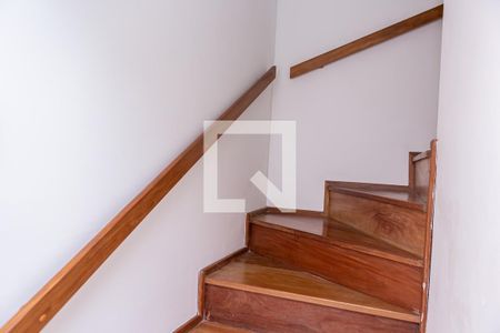 Casa de condomínio à venda com 94m², 3 quartos e 1 vagaEscada