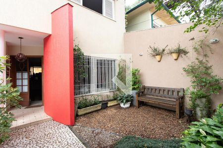 Casa para alugar com 360m², 4 quartos e 3 vagas Casa para alugar com 360m², 4 quartos e 3 vagasTerraço