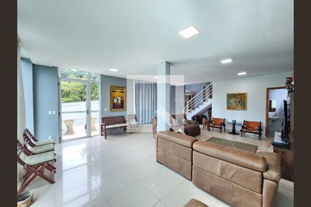 Sala de casa de condomínio para alugar com 4 quartos, 310m² em Ouro Velho Mansões, Nova Lima