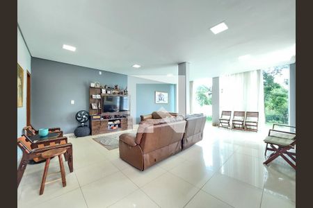 Sala de casa de condomínio para alugar com 4 quartos, 310m² em Ouro Velho Mansões, Nova Lima