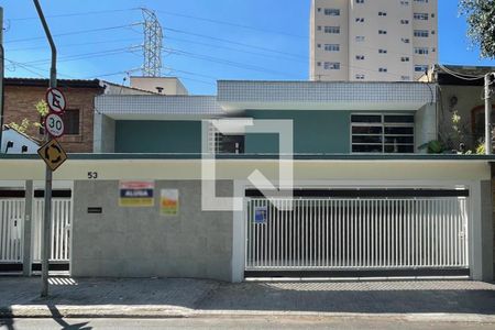 Casa para alugar com 239m², 3 quartos e 4 vagas Casa para alugar com 239m², 3 quartos e 4 vagasFachada