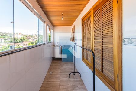 Casa à venda com 252m², 5 quartos e 2 vagas Casa à venda com 252m², 5 quartos e 2 vagasÁrea de Serviço 2