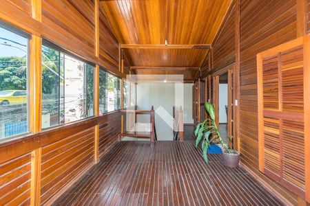 Casa à venda com 252m², 5 quartos e 2 vagas Casa à venda com 252m², 5 quartos e 2 vagasVaranda