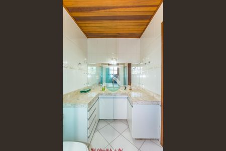 Casa à venda com 252m², 5 quartos e 2 vagas Casa à venda com 252m², 5 quartos e 2 vagasBanheiro da Suíte