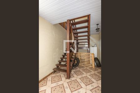 Casa à venda com 252m², 5 quartos e 2 vagas Casa à venda com 252m², 5 quartos e 2 vagasEscada