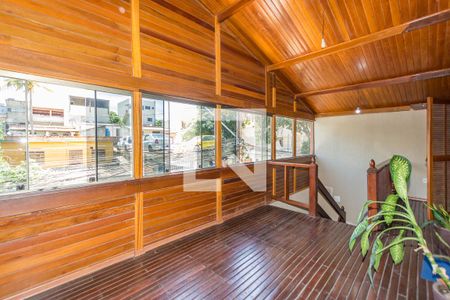 Casa à venda com 252m², 5 quartos e 2 vagas Casa à venda com 252m², 5 quartos e 2 vagasVaranda