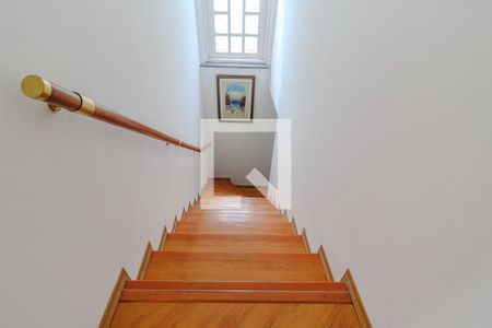 Casa para alugar com 300m², 3 quartos e 3 vagasEscada