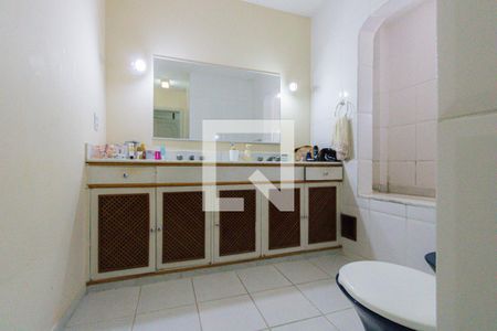 Casa de condomínio à venda com 283m², 4 quartos e 4 vagas Casa de condomínio à venda com 283m², 4 quartos e 4 vagasBanheiro da Suíte