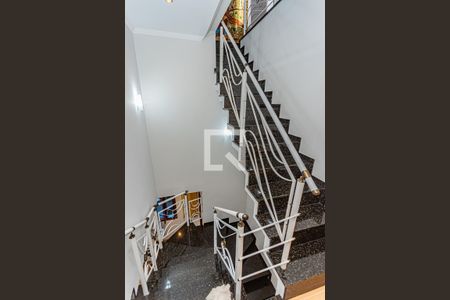 Casa para alugar com 243m², 3 quartos e 6 vagas Casa para alugar com 243m², 3 quartos e 6 vagasEscada