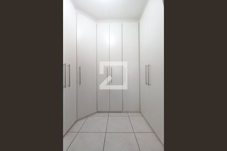 Casa à venda com 330m², 4 quartos e 4 vagas Casa à venda com 330m², 4 quartos e 4 vagasCloset da suíte 3