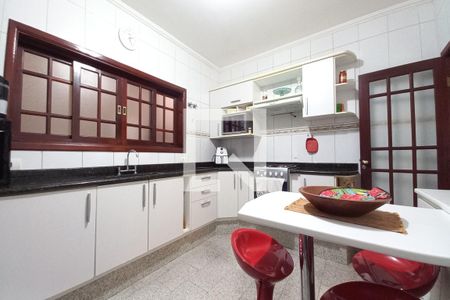 Casa à venda com 330m², 4 quartos e 4 vagas Casa à venda com 330m², 4 quartos e 4 vagasCozinha