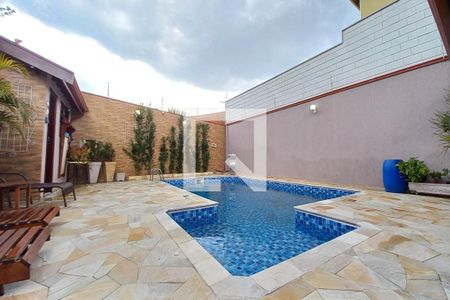 Casa à venda com 330m², 4 quartos e 4 vagas Casa à venda com 330m², 4 quartos e 4 vagasÁrea comum - Piscina