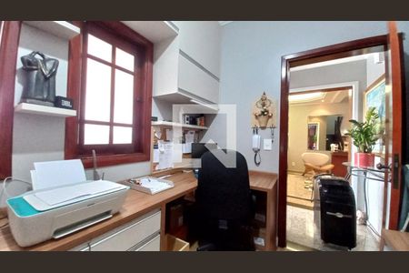 Casa à venda com 330m², 4 quartos e 4 vagas Casa à venda com 330m², 4 quartos e 4 vagasEscritório