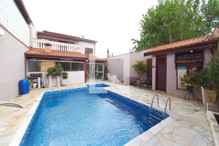 Casa à venda com 330m², 4 quartos e 4 vagas Casa à venda com 330m², 4 quartos e 4 vagasÁrea comum - Piscina