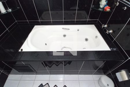 Casa à venda com 330m², 4 quartos e 4 vagas Casa à venda com 330m², 4 quartos e 4 vagasDetalhe do Banheiro da Suíte